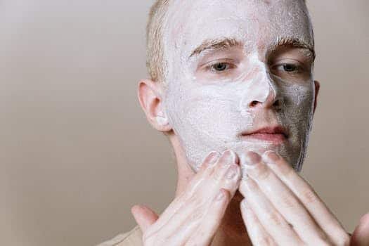 Quelles sont les astuces dermatologiques les plus recommandées pour traiter l’acné ?