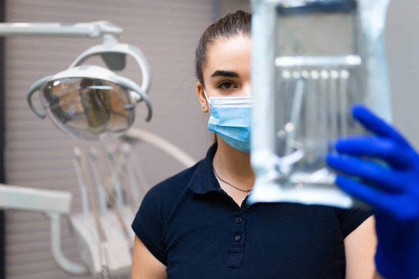 Quels tests sont utilisés pour garantir l'efficacité de la stérilisation des endoscopes ?